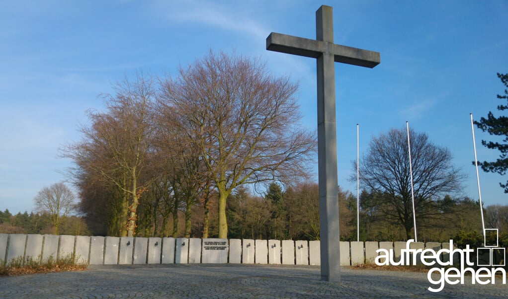 Aufrecht gehen vertelt de persoonlijke verhalen die schuilen achter de 32.000 kruisen op de Duitse militaire begraafplaats in Ysselsteyn. 