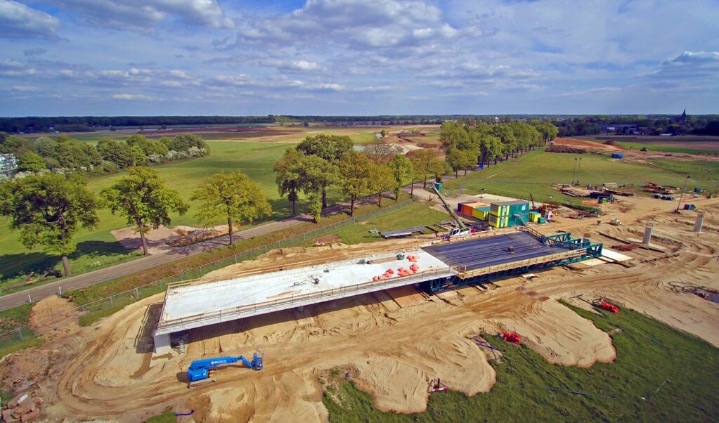 De nieuwe brug die wordt aangelegd in Ooijen in het kader van de gebiedsontwikkeling. Foto: Wim Wijnhoven.