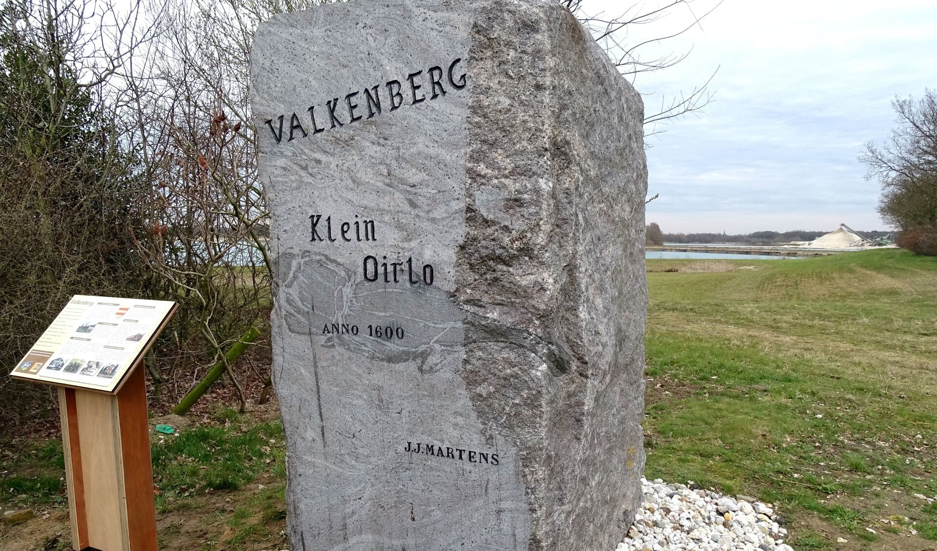 De steen ter herinnering aan Hoeve Valkenberg. Foto: Jan Strijbos.