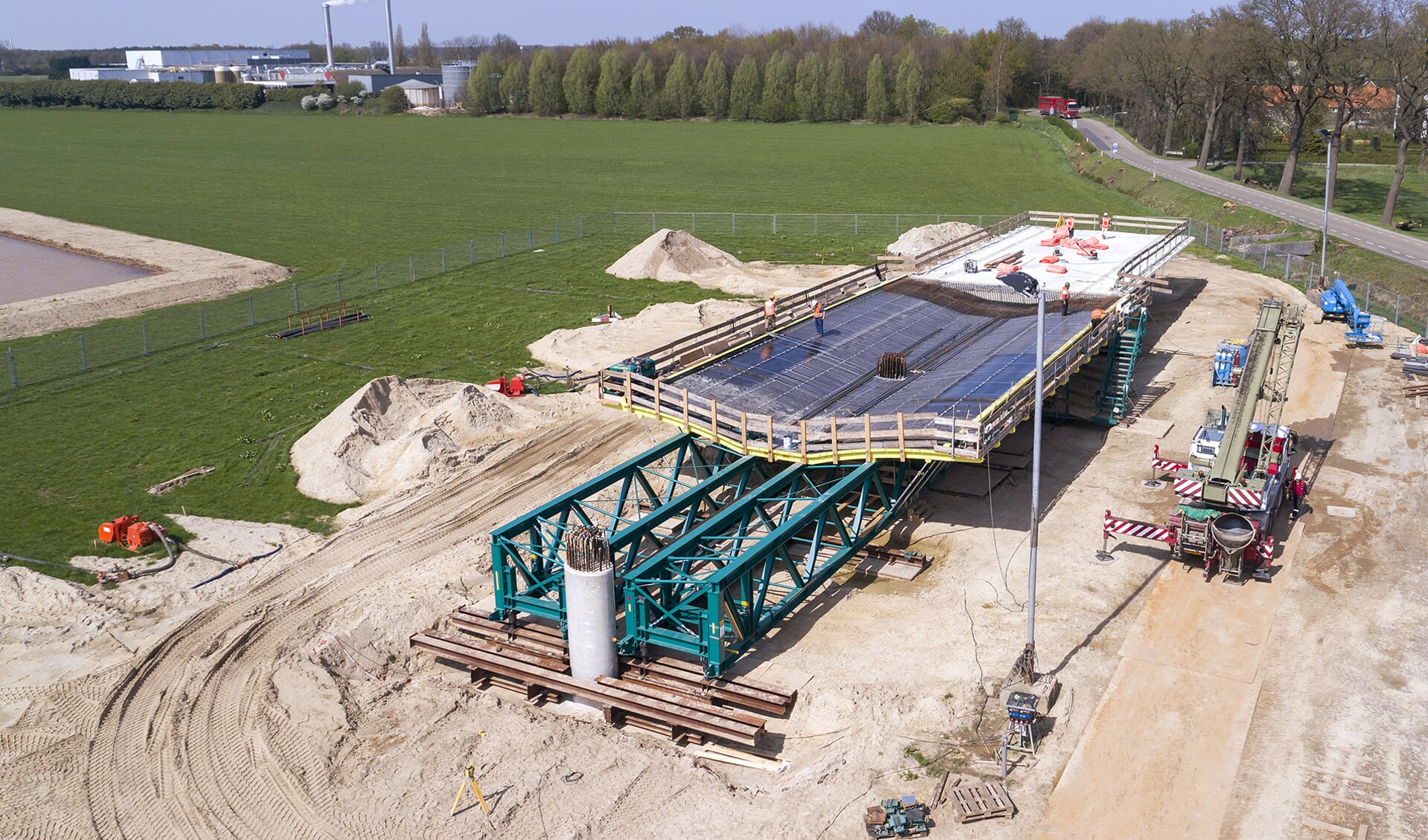 Bezoekers kunnen tijdens de Dag van de Bouw een kijkje nemen op de in aanbouw zijnde brug bij Ooijen. 