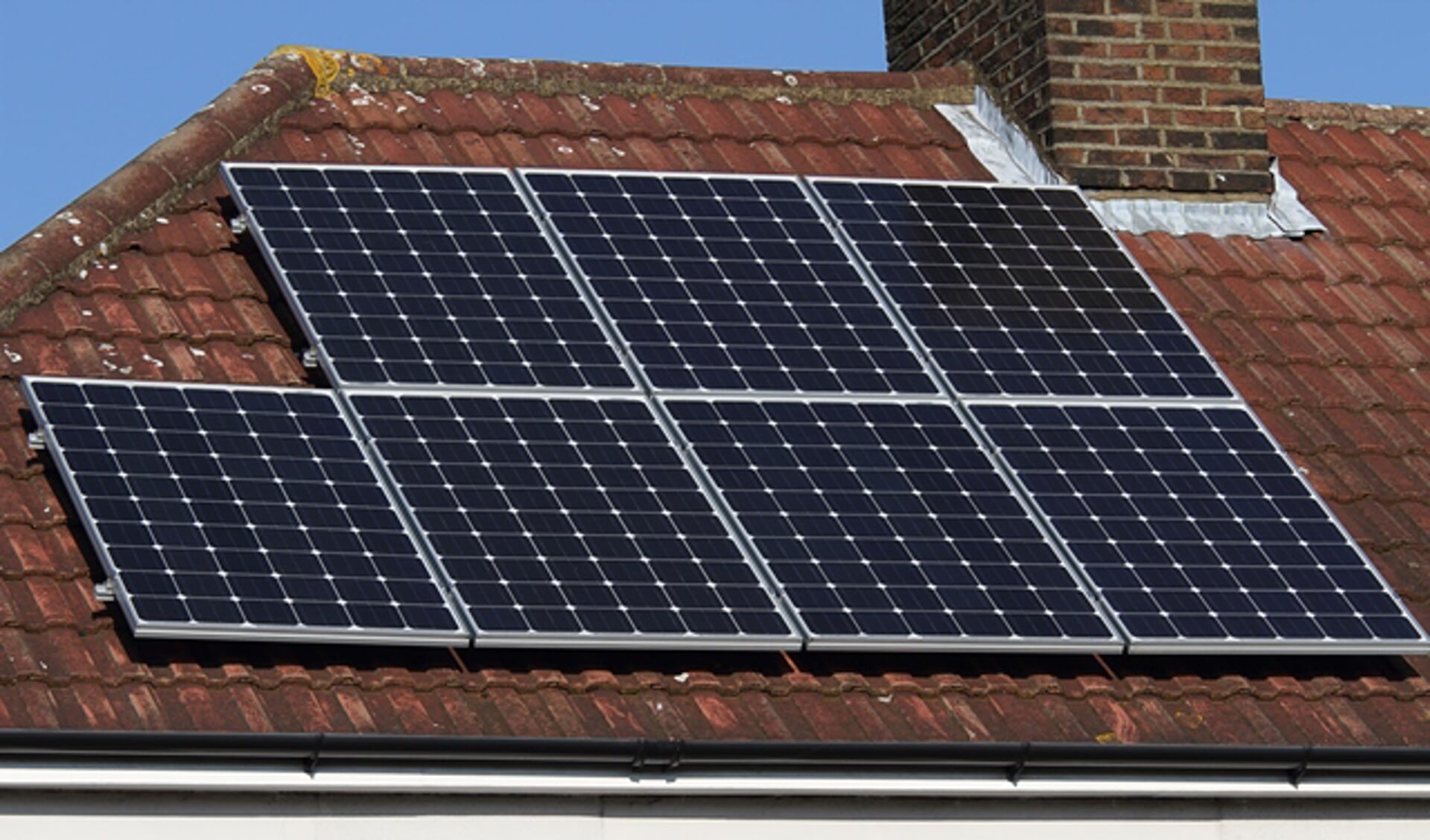 Een zonnepark is een veld met zonnepanelen.