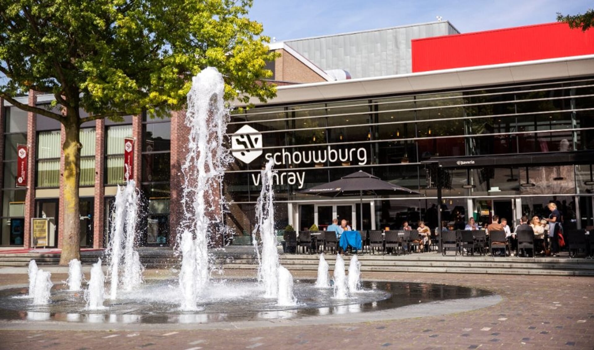 Ook de schouwburg en de fontein voor het theater kleuren op vrijdag 25 november oranje. 