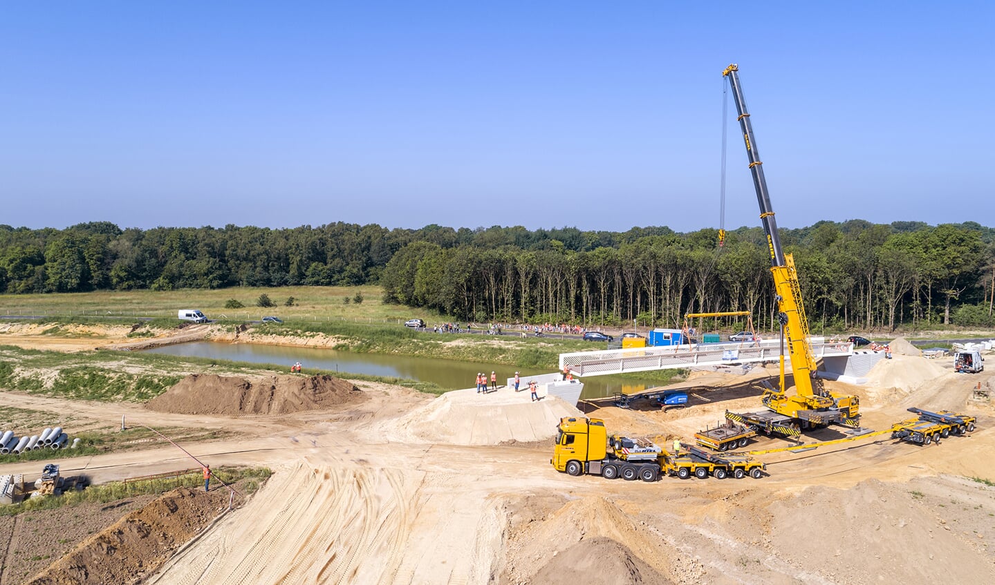 
De 36 meter lange brug werd in zijn geheel opgetakeld.