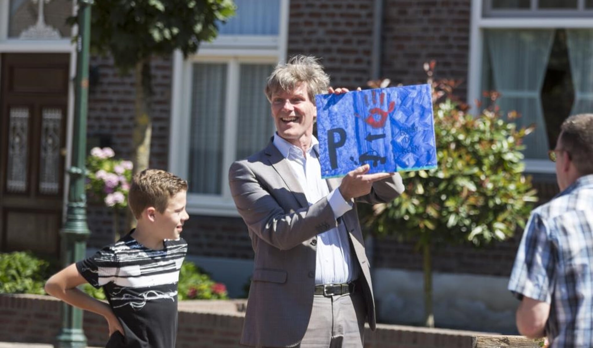 Wethouder Jan Loonen weet het nu ook zeker: er mag niet meer geparkeerd worden op het dorpsplein. Foto: Jolijn van Goch. 
