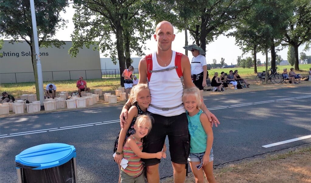 Bas Litjens werd opgewacht door zijn drie dochters: 