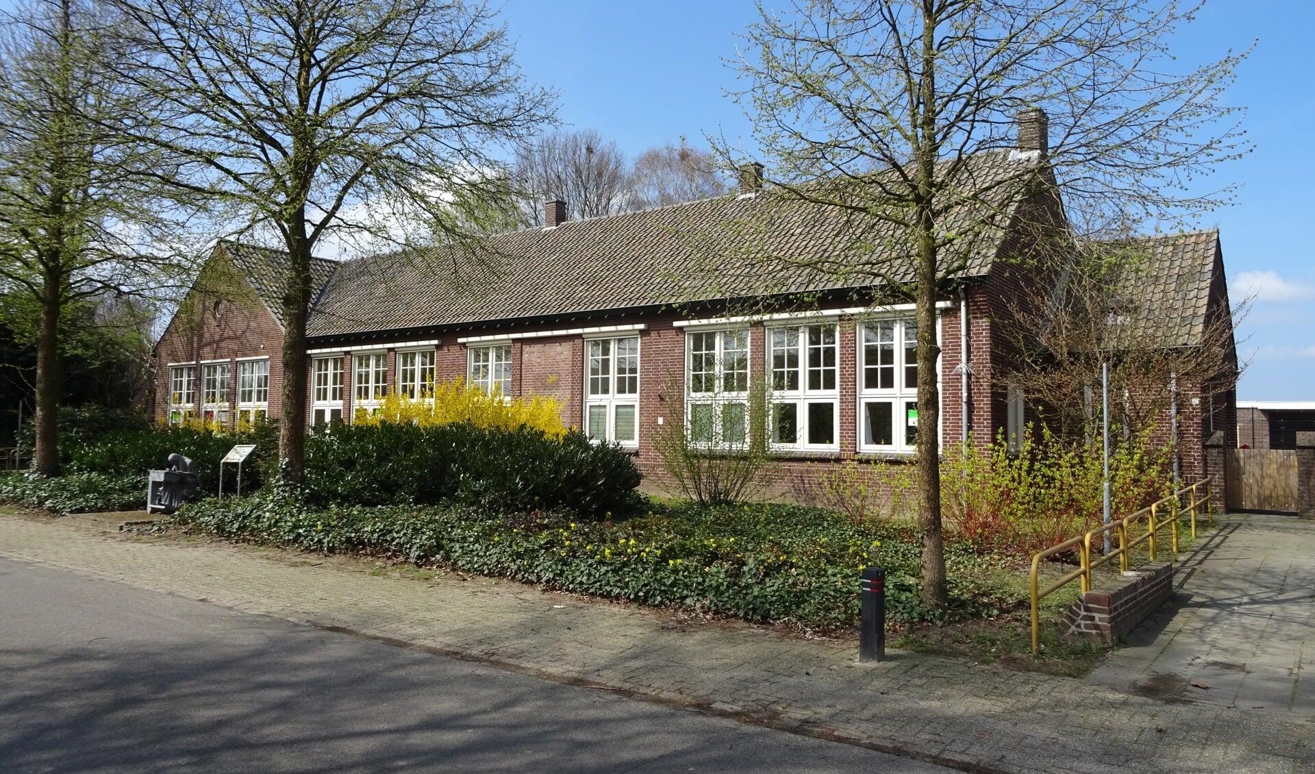 Het voormalige schoolgebouw in Castenray. 