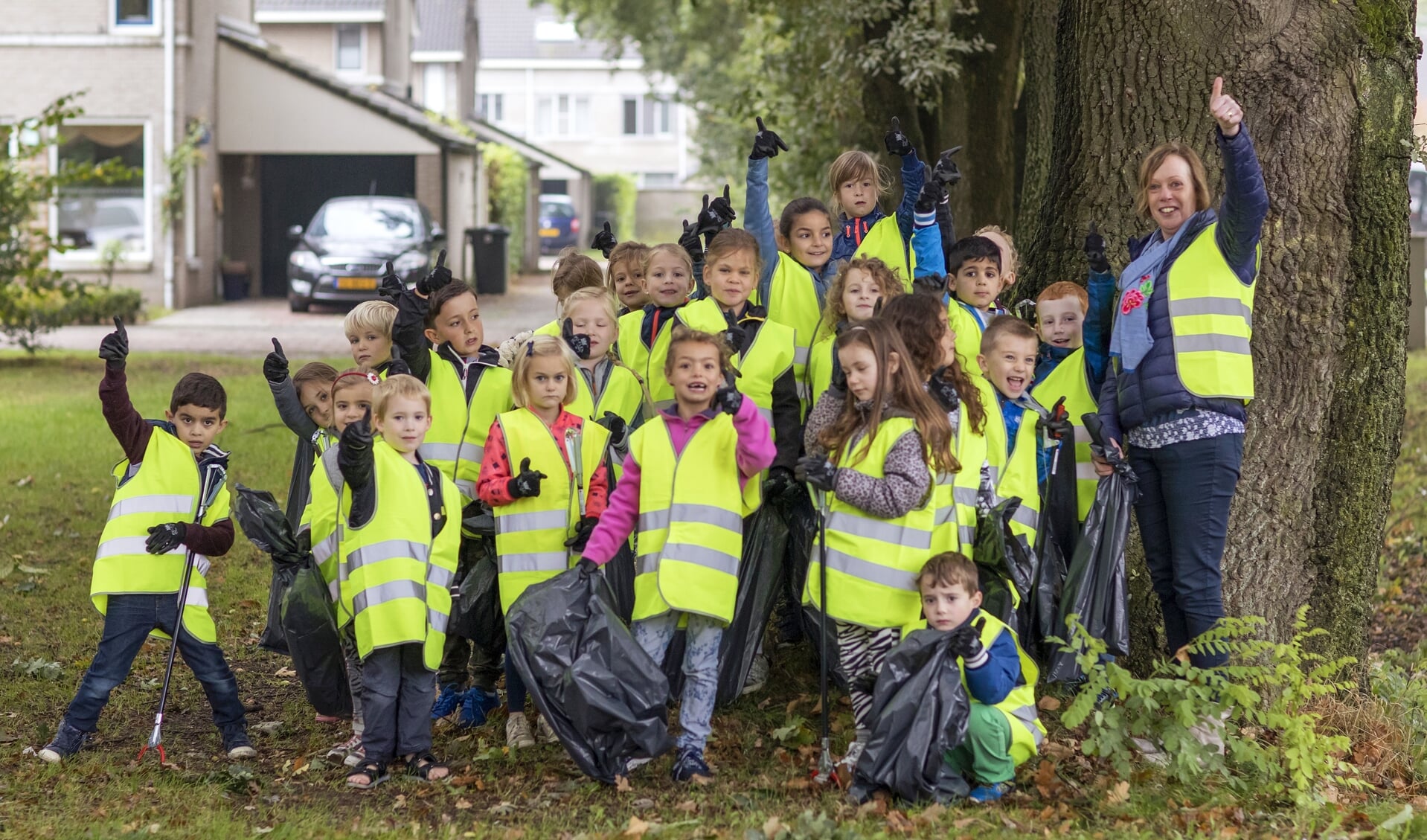 Enthousiaste schoolkinderen tijdens de Keep it Clean Day Venray 2017. Ook 21 september gaan ze weer met honderden tegelijk de straat op om zwerfvuil op te rapen.