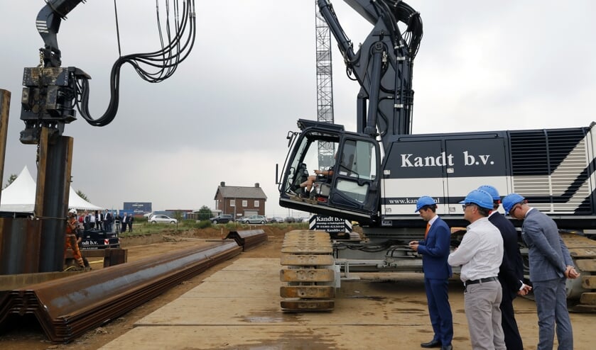 De uitbreiding van de westelijke Insteekhaven in Wanssum is officieel in gang gezet. Foto: Rikus ten Brücke.