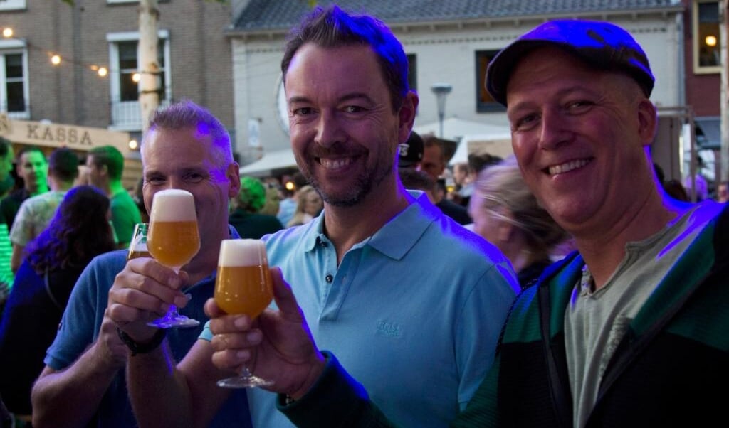 Genieten van bier, zaterdag tijdens de eerste dag van het Goesting Craft Beer Festival. Foto: Simone Swinkels. 