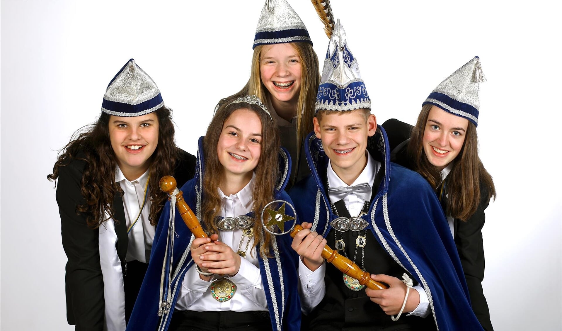 Jeugdprins Mauk, jeugdprinses Lynn en hun adjudanten Nikki, Maud en Lotte. Foto: Fotohuis Venray. 