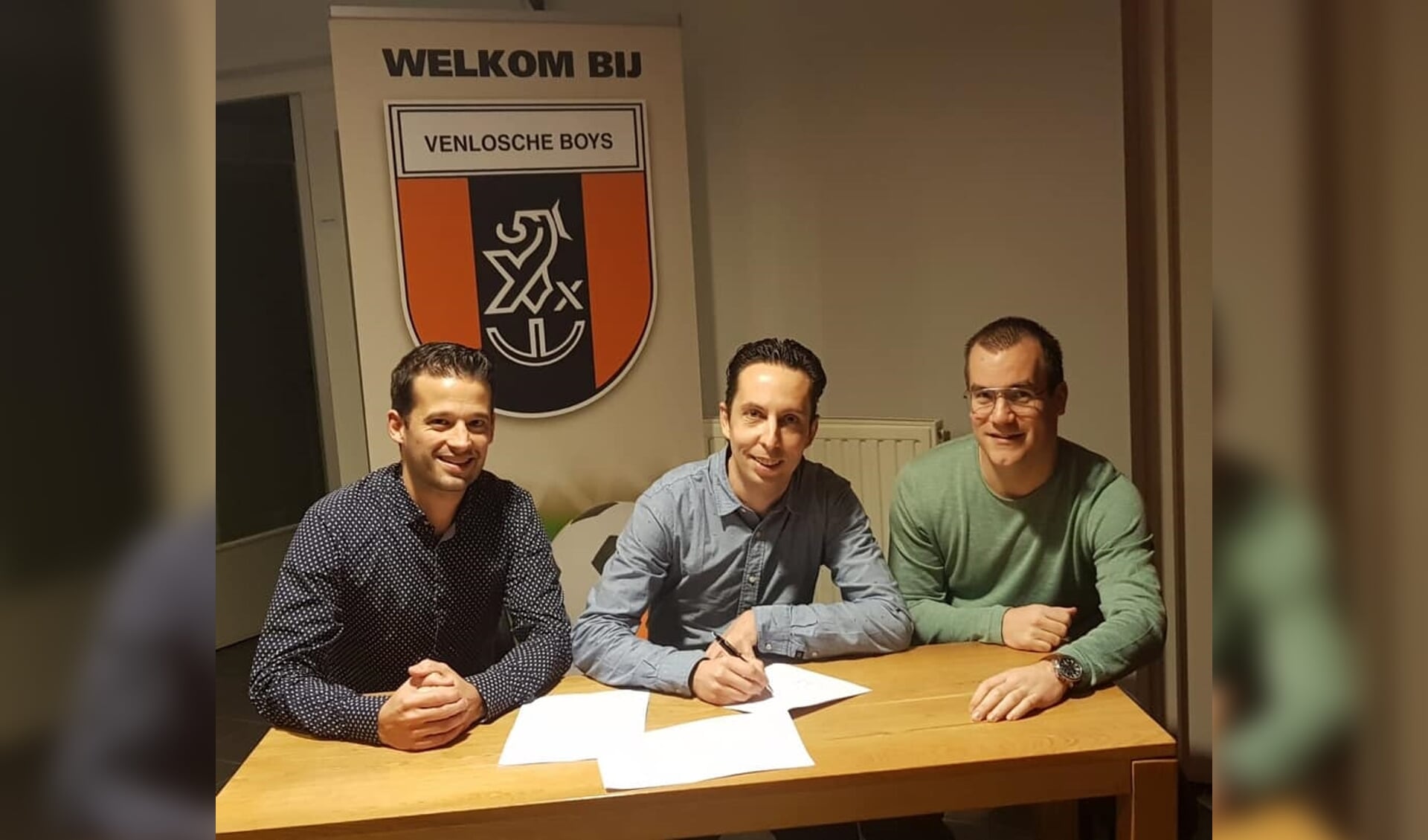 Sjoerd van der Coelen zet zijn handtekening onder het nieuwe contract. Foto: Venlosche Boys. 