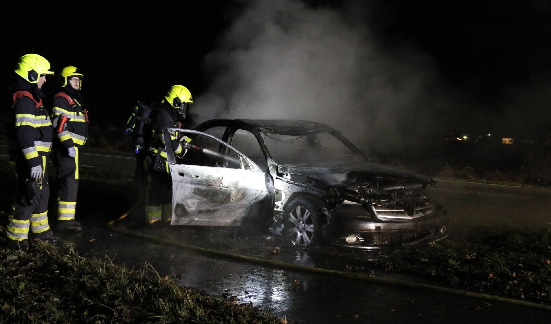 Een brand legde woensdagavond op de Beekweg een auto in de as. Foto: SK-Media. 
