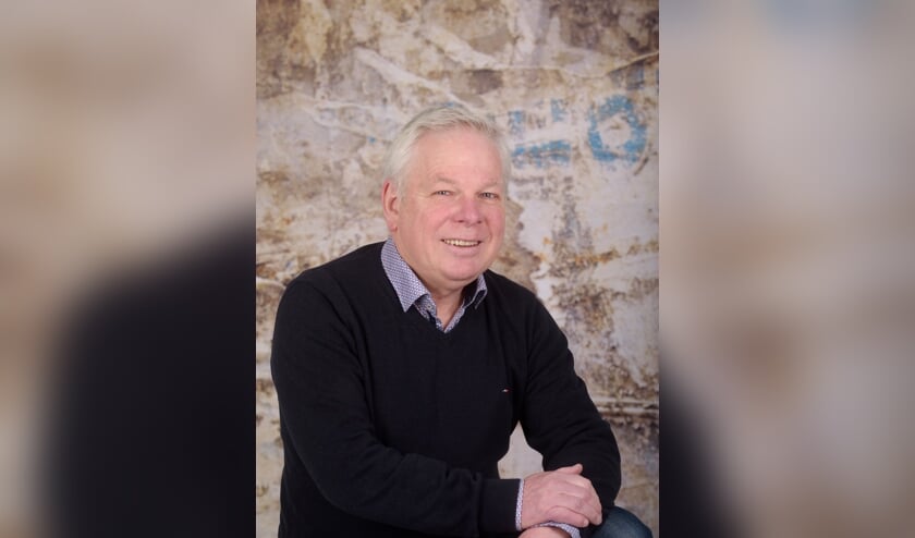 Jan Broeren ontvangt de Orde van de Hazekeutel. Foto: Hoedemaekers.