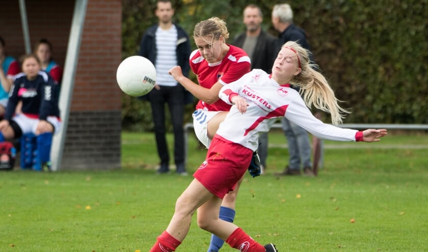 Sanne van Leerdam (links) haalt uit voor Venray.