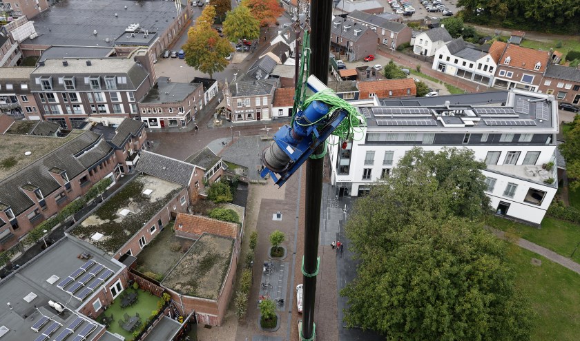 De lier werd woensdagmiddag voorzichtig naar de toren van de Grote Kerk getakeld.