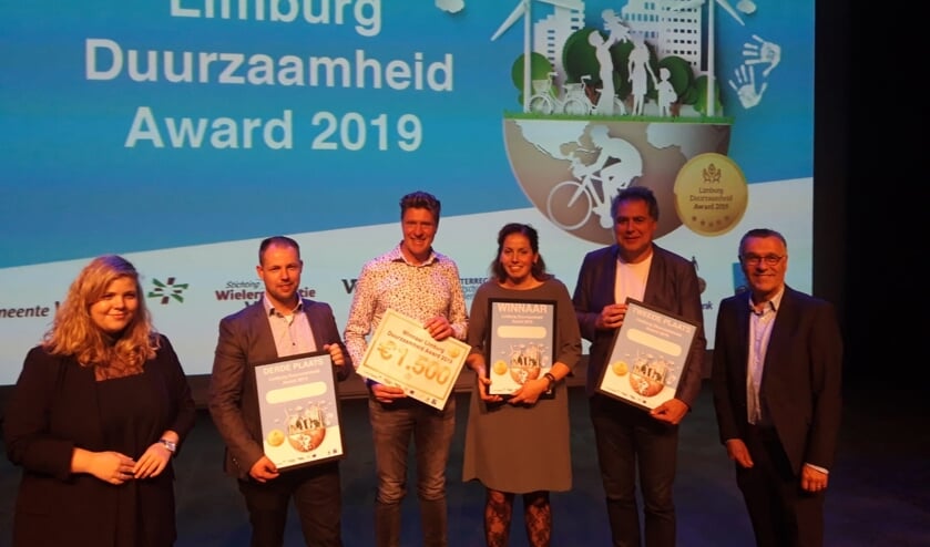 De winnaar en de ereprijswinnaars samen op de foto.