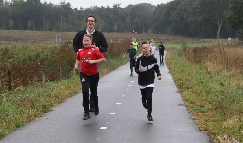 Op De Peddepoel werd op 23 september het startsein gegeven van de Daily Mile Challenge. OOk wethouder Martijn van der Putten liep mee.