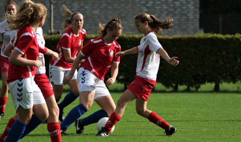 <p>Vanaf volgend seizoen krijgen vrouwen in het amateurvoetbal voor het eerst de kans om uit te komen in de hoogste mannenteams.</p>