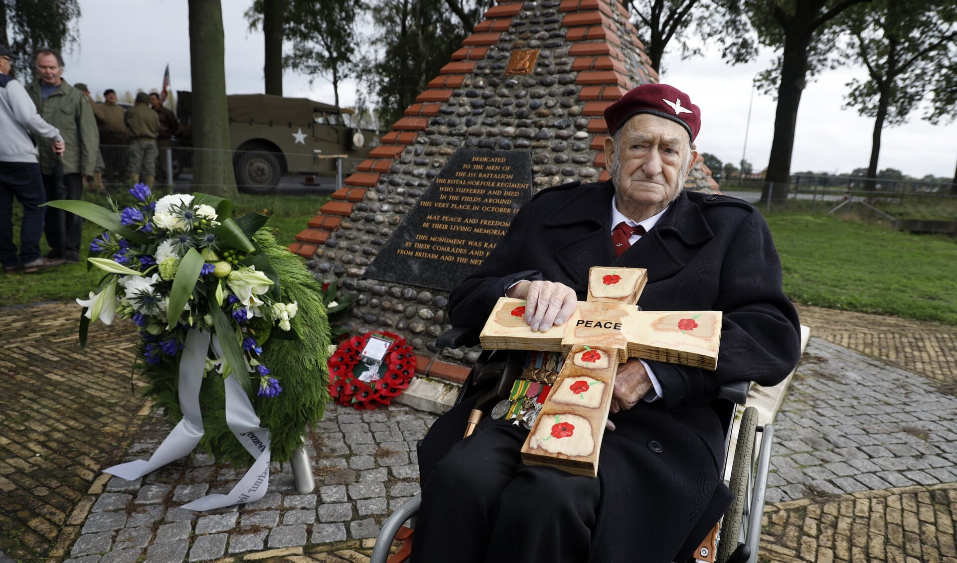 Oorlogsveteraan John Sleep bezocht in oktober 2019 het Norfolk-monument in Venray. Komende dinsdag viert hij zijn honderdste verjaardag. 