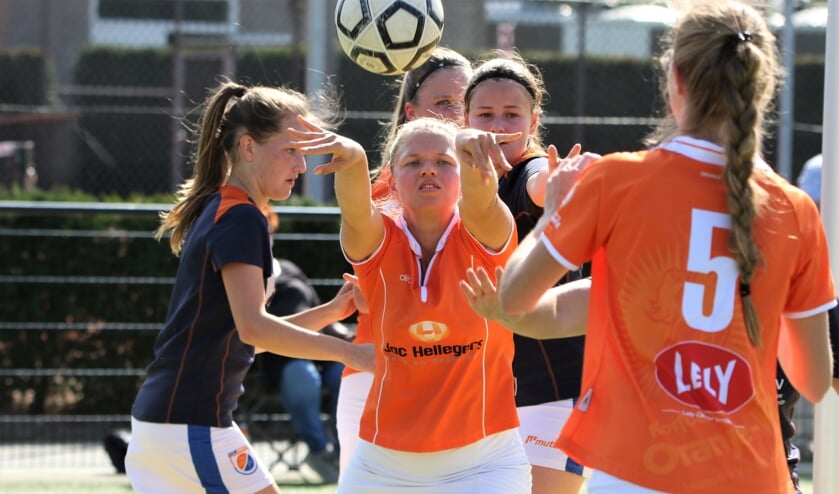 Kim Hendrix scoorde zondag drie treffers voor Oranje Wit