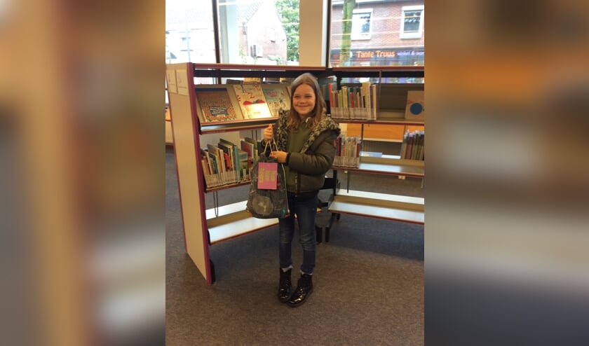 Jolie Ensink won met haar gedicht 'Ik ga op reis' Zij neemt haar prijs, een goodiebag, in ontvangst.