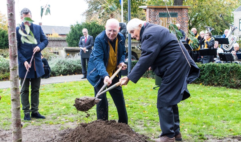 Het planten van de bevrijdingsboom, vrijdag in het het Kevin van de Rijdtplantsoen.