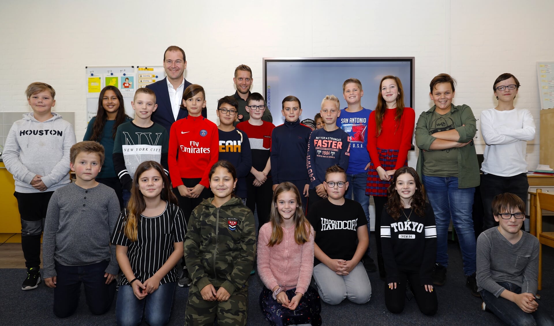Lodewijk Asscher bracht maandag een bezoek aan Montessorischool Venray. 