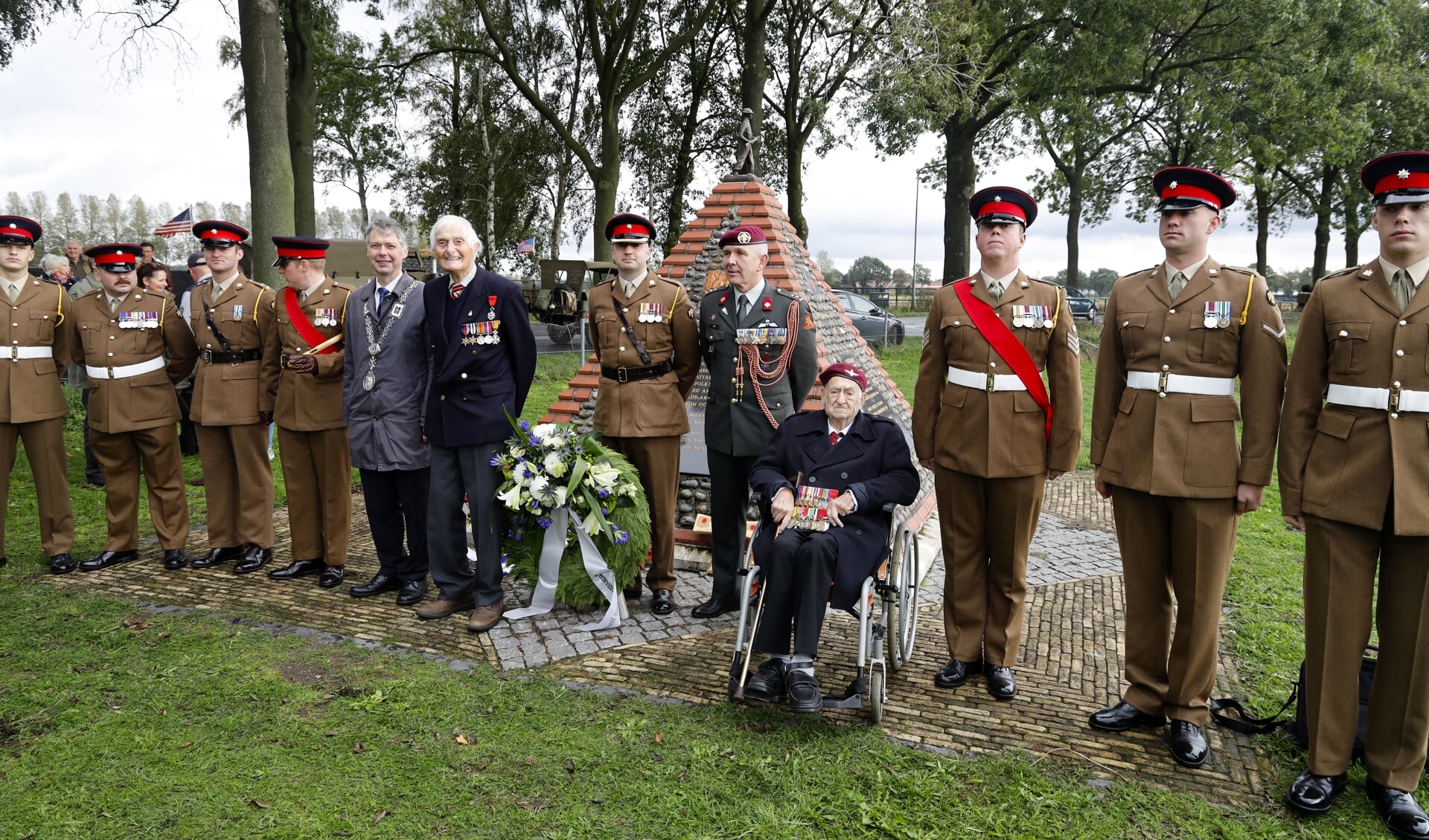 De  oorlogshelden John Sleep en Kenneth Mayhew woonden zaterdagmorgen ook de herdenking bij het Norfolk-monument bij. 