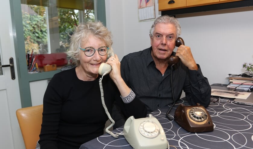 Lenie Bartels en Jan de Maat hebben inmiddels zo'n tien draaitelefoons verzameld.