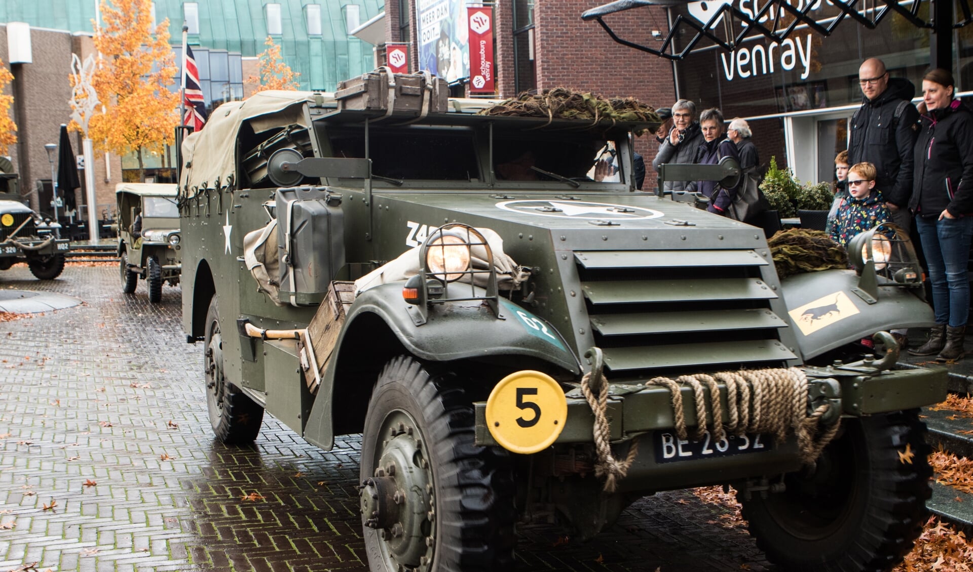 Een stoet oude legervoertuigen verzamelde zich zaterdag op het Schouwburgplein.