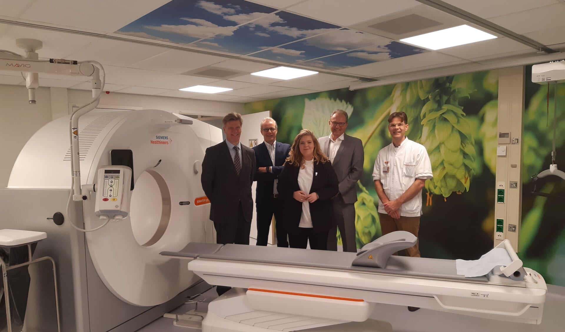 De wethouders Jan Loonen en Anne Thielen in VieCuri Medisch Centrum, locatie Venray, vanwege de ingebruikname van de nieuwe MRI- en CT-scan. 