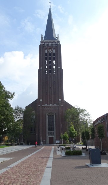 Ook de Grote Kerk in Venray kleurt op 27 november rood.