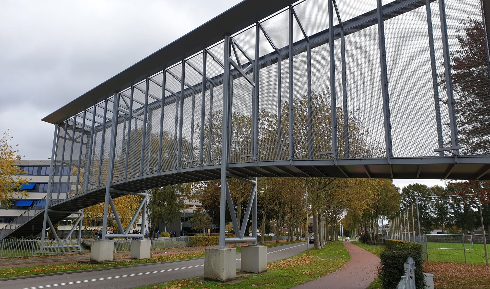 De loopbrug over de Zuidsingel van het Raayland College naar sportpark de Wieën.