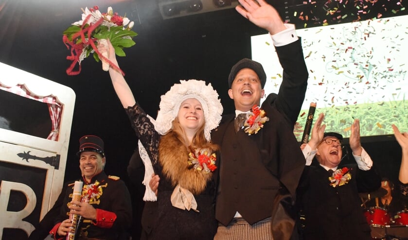 Bieneke Kateman en Joep Linssen stralen na hun presentatie als boerenbruidspaar.