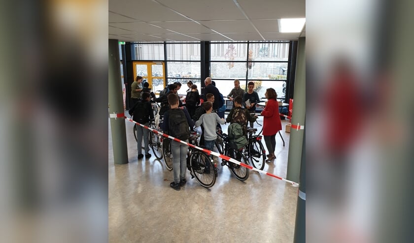 Fietslichtcontroles op het Raayland College.