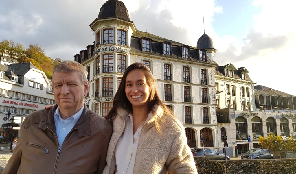 Huub Bom met zijn dochter Celina voor het hotel in Bouillon.