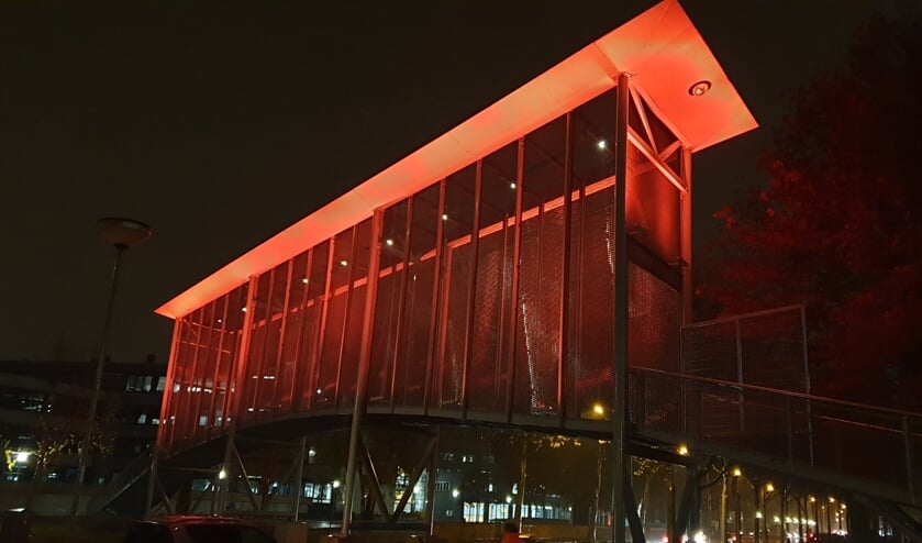 <p>Ook de brug bij het Raayland College kleurt vanaf 25 november oranje. </p>