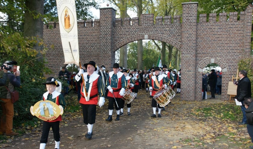 <p>Opening van herbouwde historische kasteelpoort aan de Kasteellaan. </p>