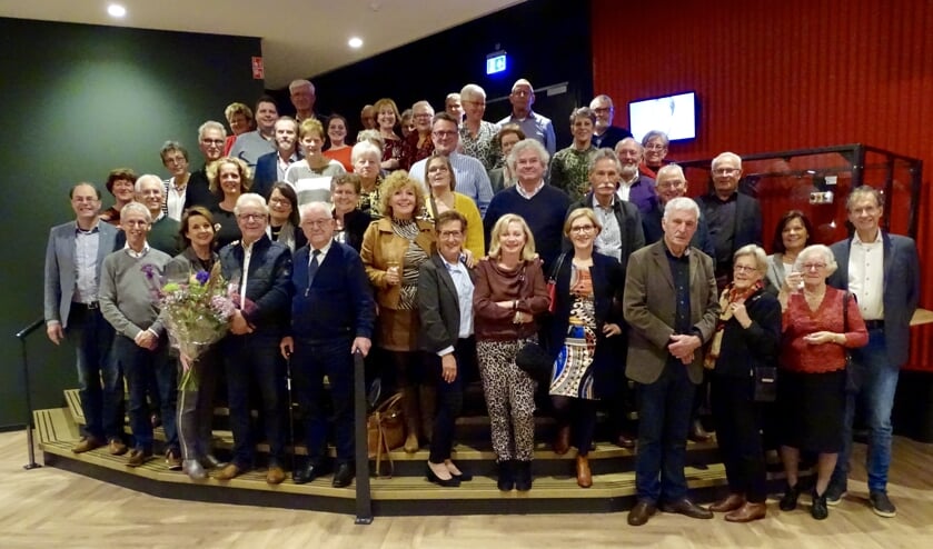 De vrijwilligers van Kapstok op de foto met Anne-Mieke Ruyten (voorste rij, derde van links).
