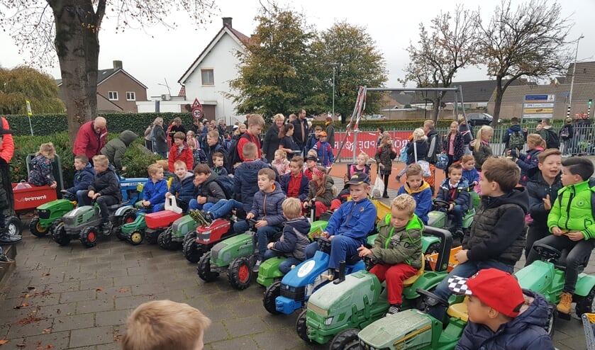 Boerenkinderen en hun vriendjes trokken massaal op traptrekkers naar school.