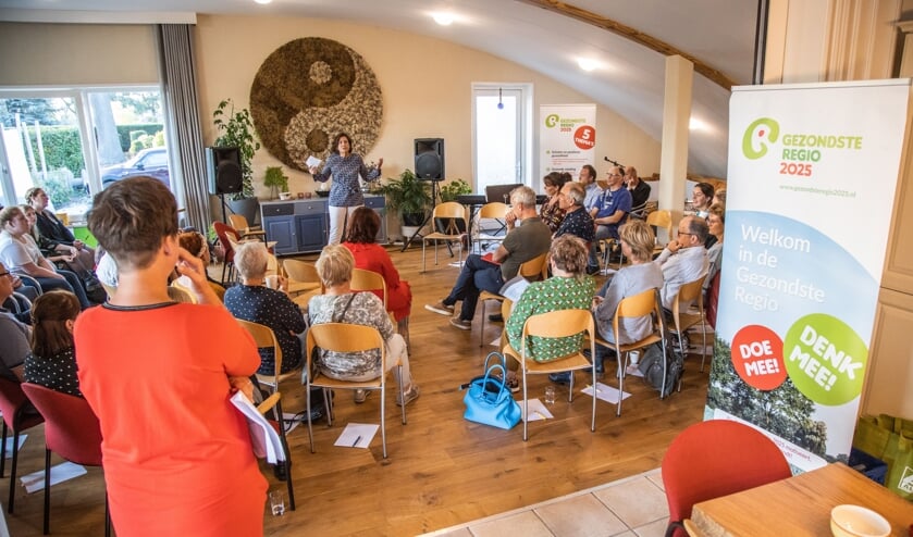Ans Gielen aan het woord tijdens het vorige Gezondheidscafé bij Zentire, ruimte voor groei in Meterik.