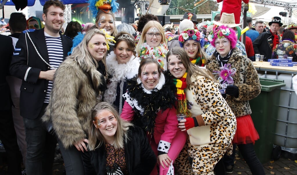 Carnavalsvierders in hartje Overloon. 