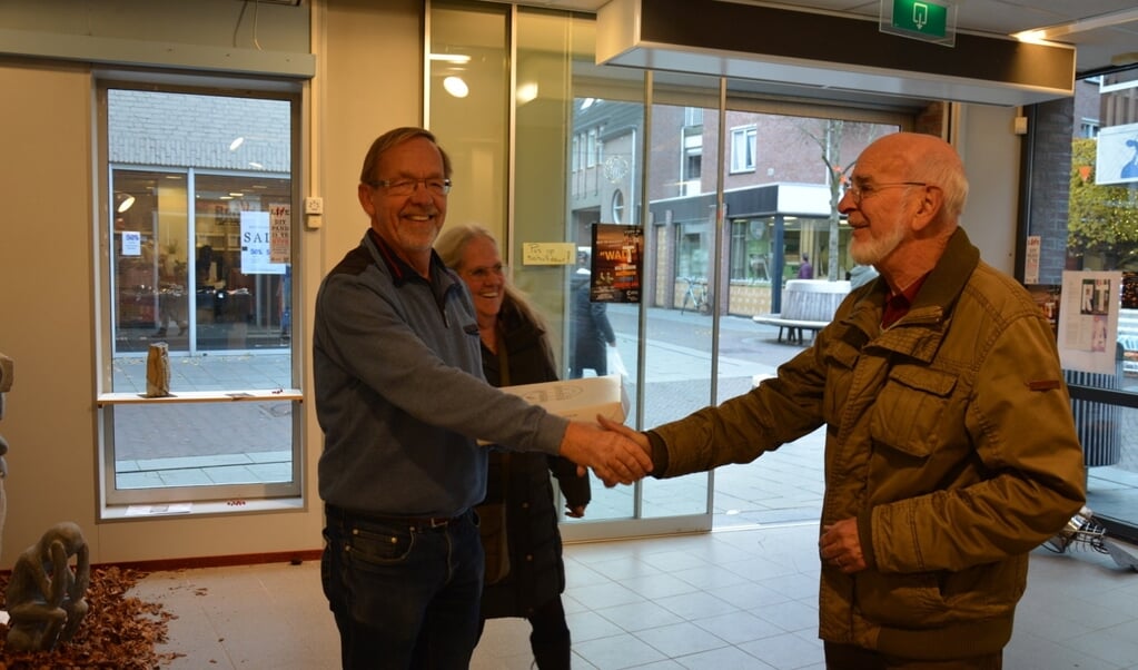 Kees Moerkerk (links) feliciteert Pierre Berben als duizendste bezoeker van WADT. 