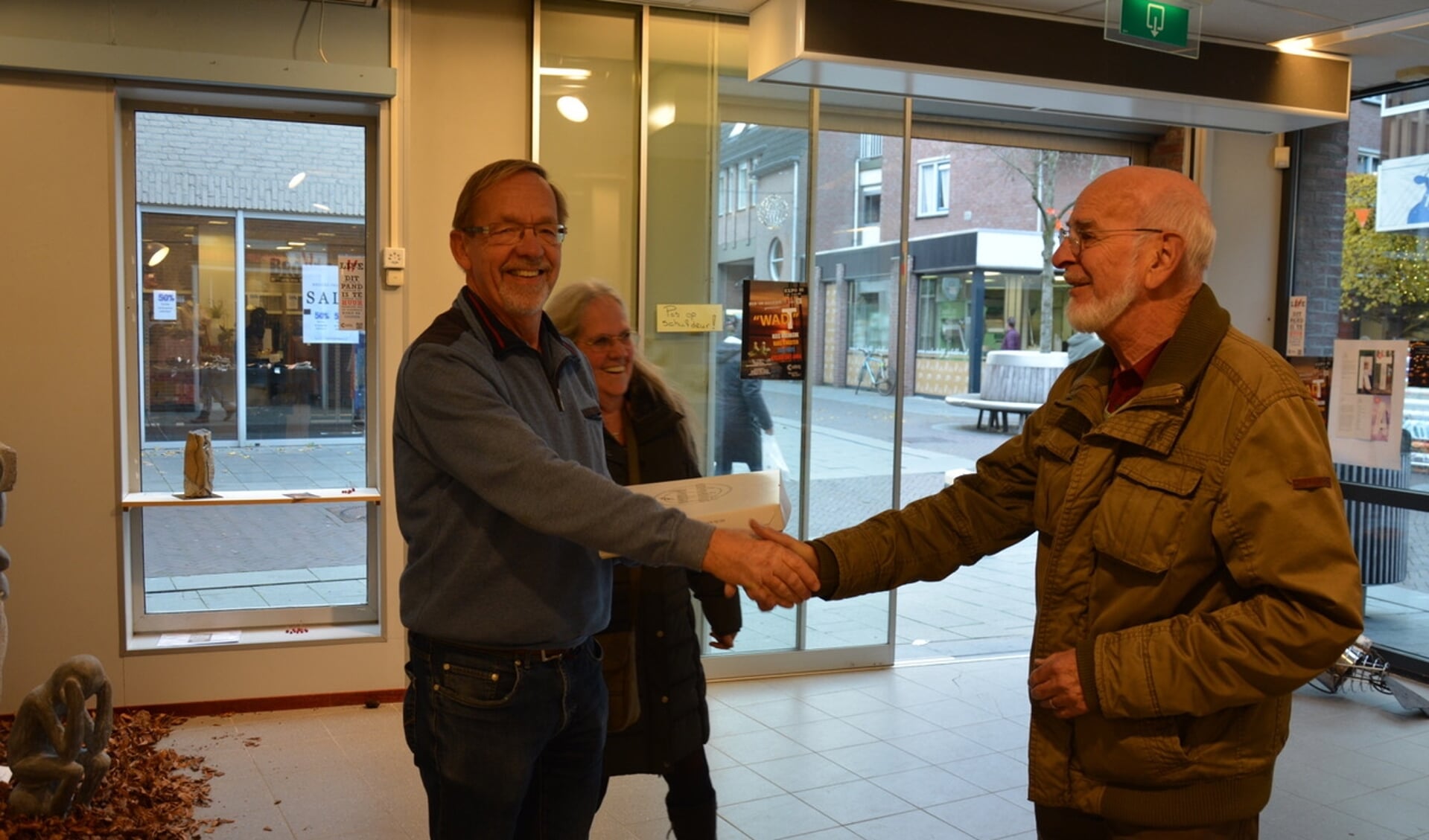 Kees Moerkerk (links) feliciteert Pierre Berben als duizendste bezoeker van WADT. 