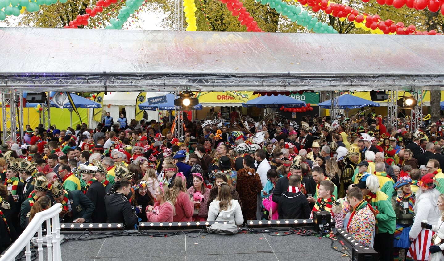Ruim 700 bezoekers woonden het startschot van carnaval in hartje Overloon bij. 