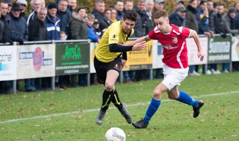 Camiel Kroonen (links) van Merselo in duel met Roel Cornelissen van Venray.