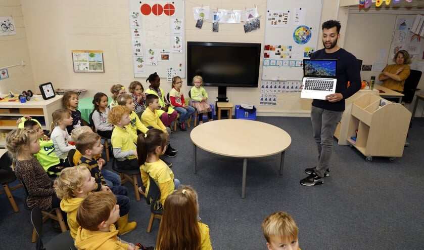 Ouders stonden woensdag een uurtje voor de klas bij De Kruudwis.