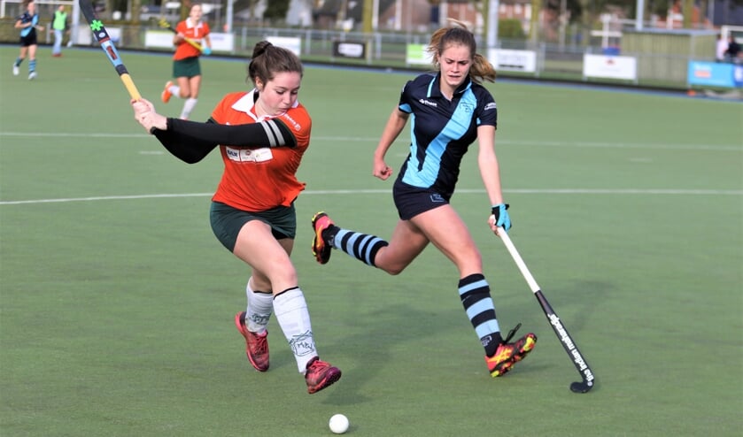 Stella Wientjens (links) scoorde zondag twee van de zeven treffers.