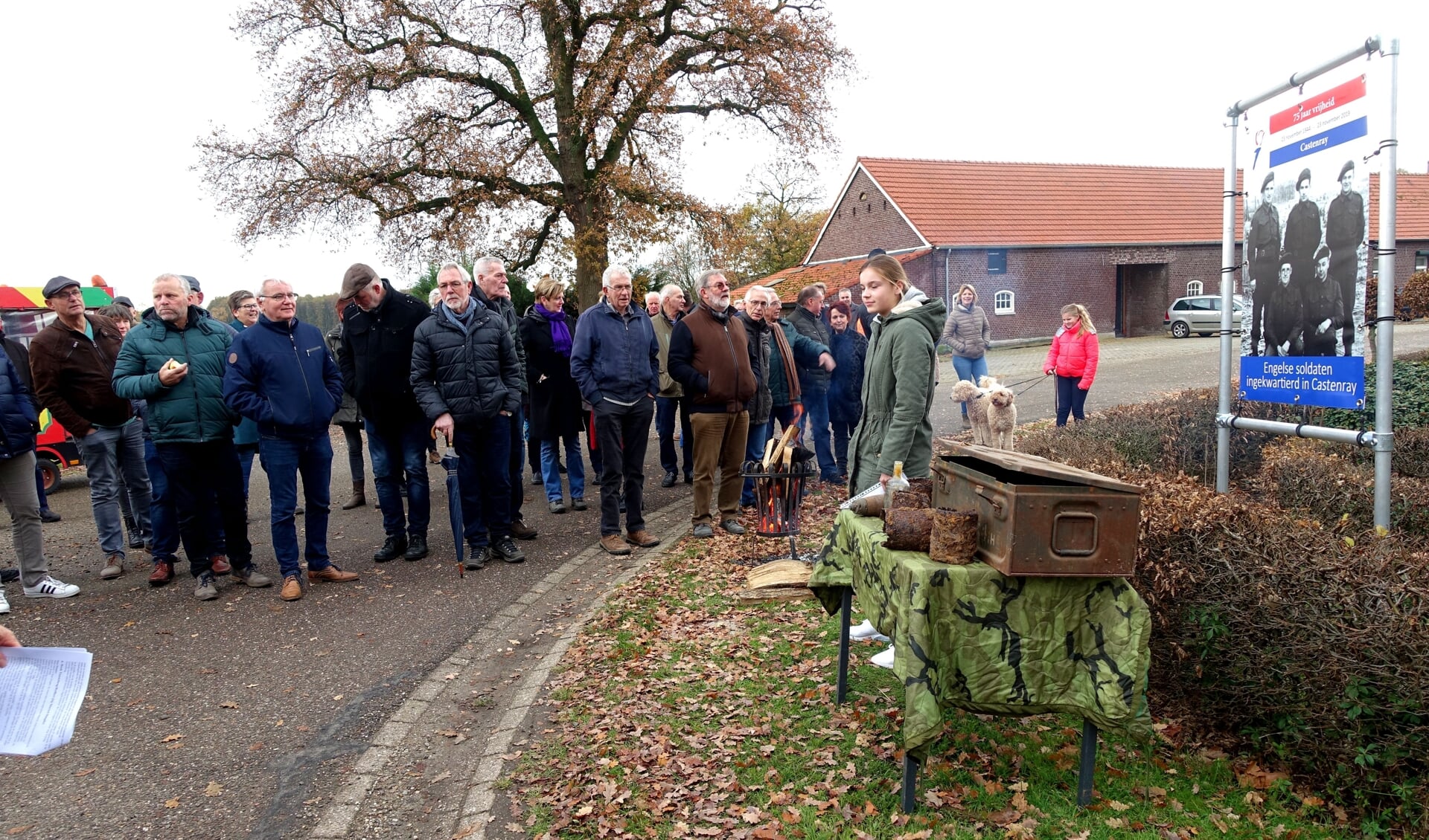 De jeugdige Sam Dinghs vertelt tijdens de bevrijdingswandeling over haar overgrootvader Teng Dinghs.