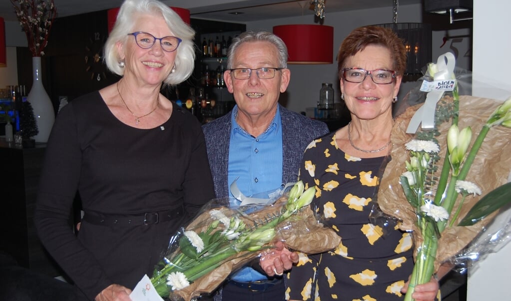 Voorzitter Jo van Lieshout (midden) met de jubilarissen Gonnie Lenards (links) en Ine van Tilburg (rechts).